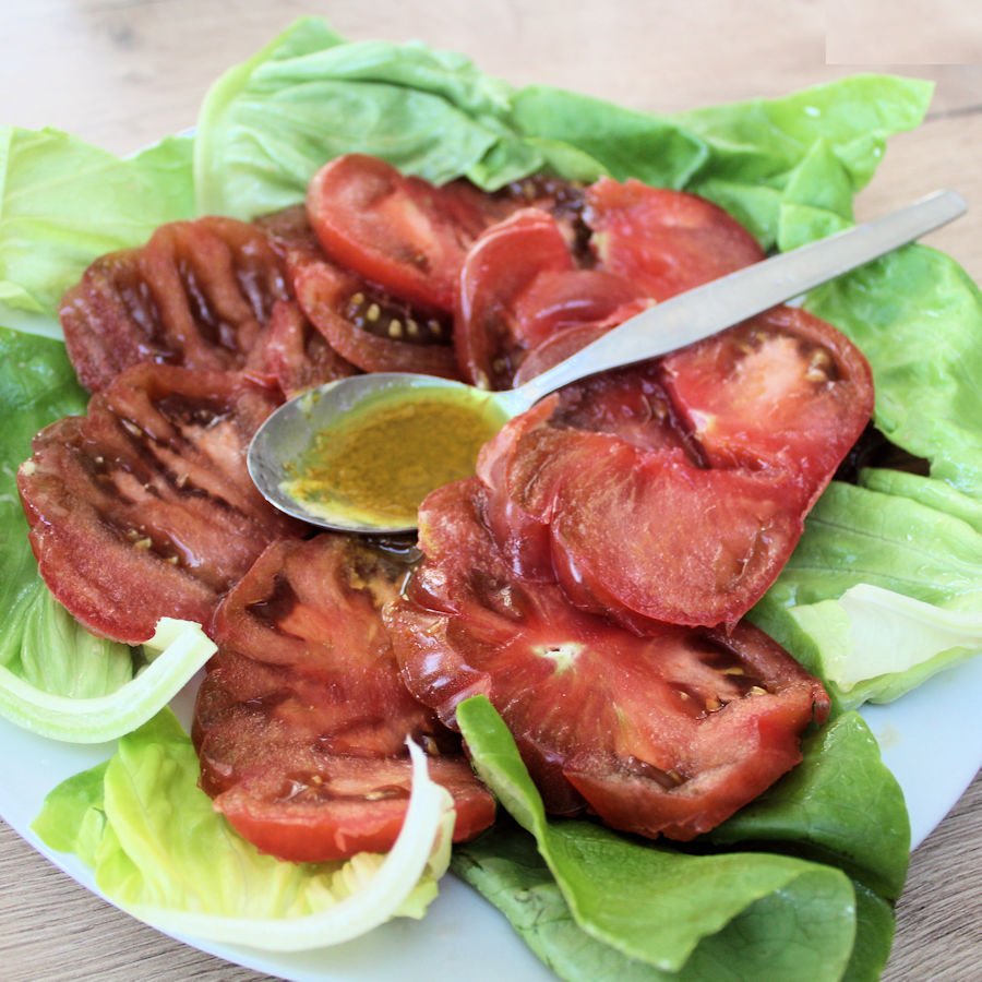 Salade avec vinaigrette pour soutenir la testostérone